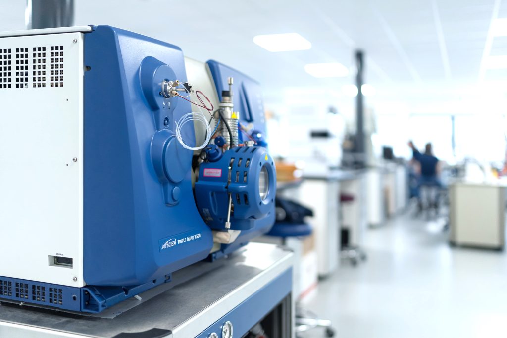 - Espectrometría de masas acoplada a cromatografía LC/MS, LC/MS/MS, GC/MS, GC/MS/MS